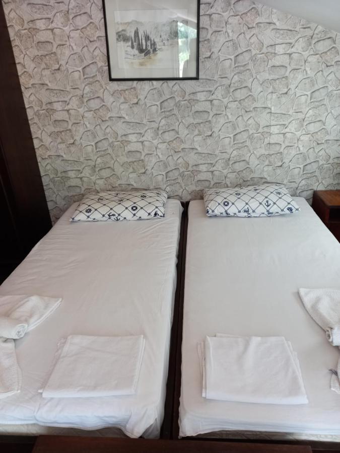 Sea View Hotel Risan Exterior photo